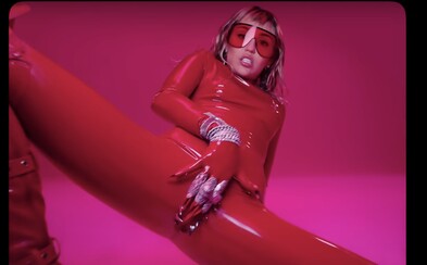 Miley Cyrus představuje feministickou hymnu. Vzdává hold ženám všech tvarů, velikostí, orientací a barev pleti Miley Cyrus představuje feministickou hymnu. Vzdává hold ženám všech tvarů, velikostí, orientací a barev pleti
