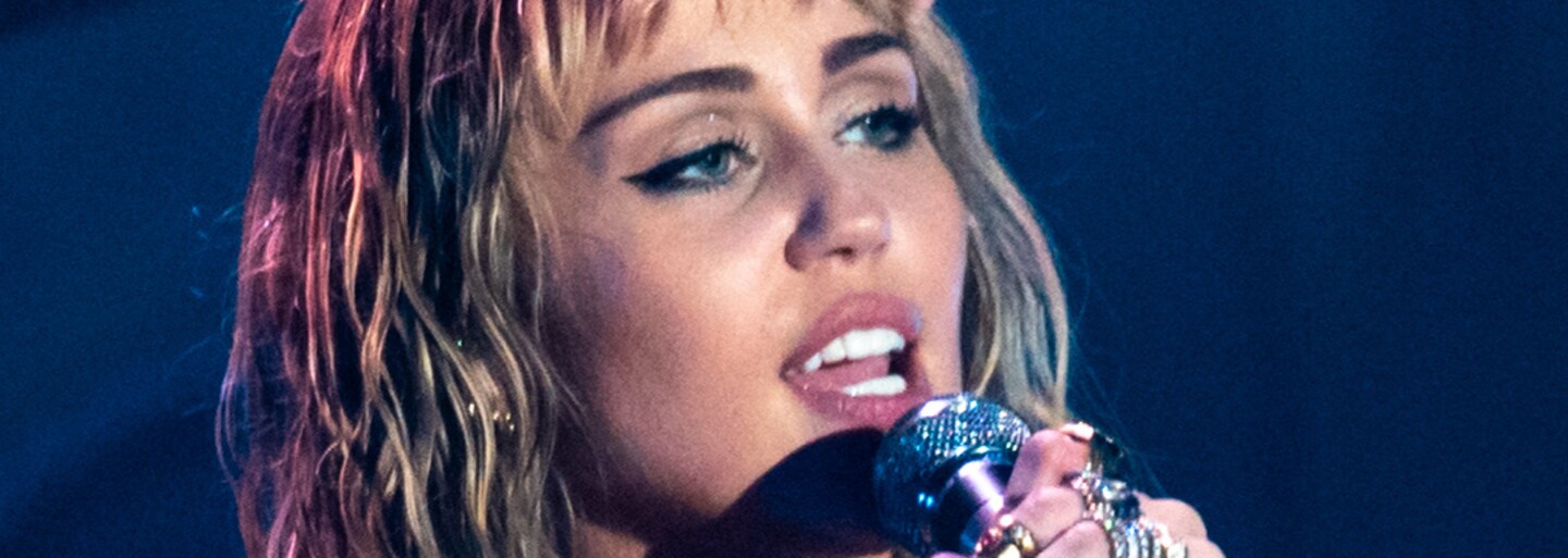 Miley Cyrus připomíná ženám jejich hodnotu. Písní Flowers (ne)přímo kritizuje svého bývalého manžela