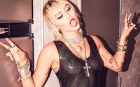 Miley Cyrus spomína na románik s kamarátkou aj rozchod s manželom. Počúvaj nový album Plastic Hearts