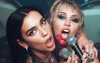 Miley Cyrus tvrdí, že mala počas lockdownu veľa sexu cez FaceTime. S Dua Lipa vraj nespala, no chcela by