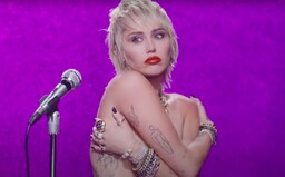 Miley Cyrus v novinke spomína na svoj rozchod s Liamom Hemsworthom a bozkávanie sa s priateľkou Kaitlynn Carter