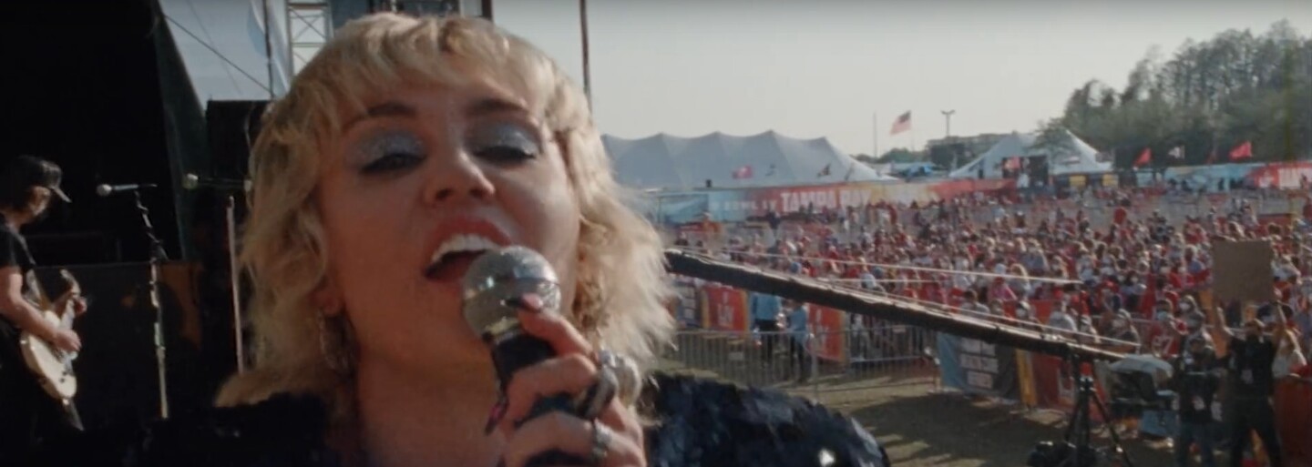 Miley Cyrus uspořádala velký koncert pro očkované zdravotníky. Novým videoklipem propaguje vakcinaci