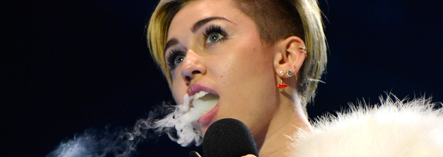 Miley odhalila úplně vše. Nové focení s Terrym Richardsonem lze s klidem označit za laciné porno