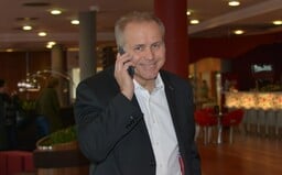 Miliardář Sehnal se nechal přednostně očkovat, tvrdí Seznam Zprávy. Prý se měl vydávat i za zdravotníka