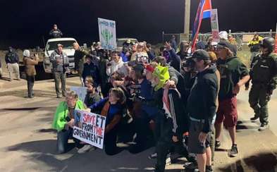 Milionový nájezd na tajnou základnu Area 51 nakonec dopadl jako menší karneval se 75 lidmi, bránu se nikdo nepokusil prorazit Milionový nájezd na tajnou základnu Area 51 nakonec dopadl jako menší karneval se 75 lidmi, bránu se nikdo nepokusil prorazit