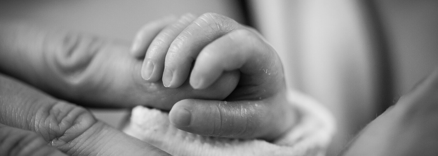 Miliony lidí sledovaly Sarah při porodu na zahradě. Mnohé videa znechucují, jiní ji cení za odvahu
