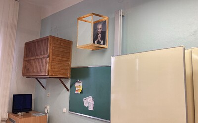 Miloš Zeman opět ve vitríně. Úprava oficiálního portrétu prezidenta ve školní třídě baví internet