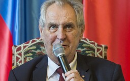 Miloš Zeman si při pádu zlomil ruku, musel jít v noci na operaci