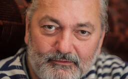 Miloši, dej si studenej hadr na hlavu a stáhni se do soukromí, vzkázal Daniel Hůlka v dopise Zemanovi. Vrátí mu státní vyznamenání