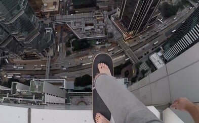 Milovník adrenalinu Oleg servíruje nové video, kde se na skateboardu projíždí po střeše mrakodrapu Milovník adrenalinu Oleg servíruje nové video, kde se na skateboardu projíždí po střeše mrakodrapu