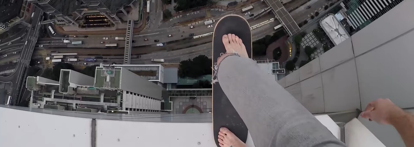 Milovník adrenalinu Oleg servíruje nové video, kde se na skateboardu projíždí po střeše mrakodrapu