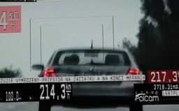 Mezi obcemi uháněl rychlostí 214 km/h. Řídil Fabii, se kterou není možné takové rychlosti dosáhnout