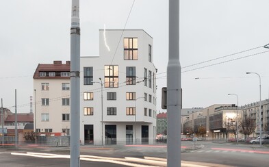 Minimalistický dům v Brně má na fasádě neonový blesk a uvnitř stylové loftové byty Minimalistický dům v Brně má na fasádě neonový blesk a uvnitř stylové loftové byty