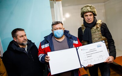 Minister Ivan Korčok bol na východnej Ukrajine, odovzdal 50-tisícový šek na zdravotníctvo