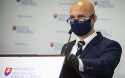 Minister školstva Branislav Gröhling dúfa, že sa vyučovanie v obmedzenej forme začne v júni