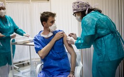 Ministerstvo doporučilo přerušit očkování první dávkou a zastavit rezervace