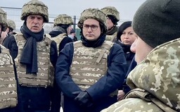 Ministr Lipavský sklidil za svůj armádní outfit výsměch. Vy byste s*ali olej už ve vrtulníku, brání ho Topolánek