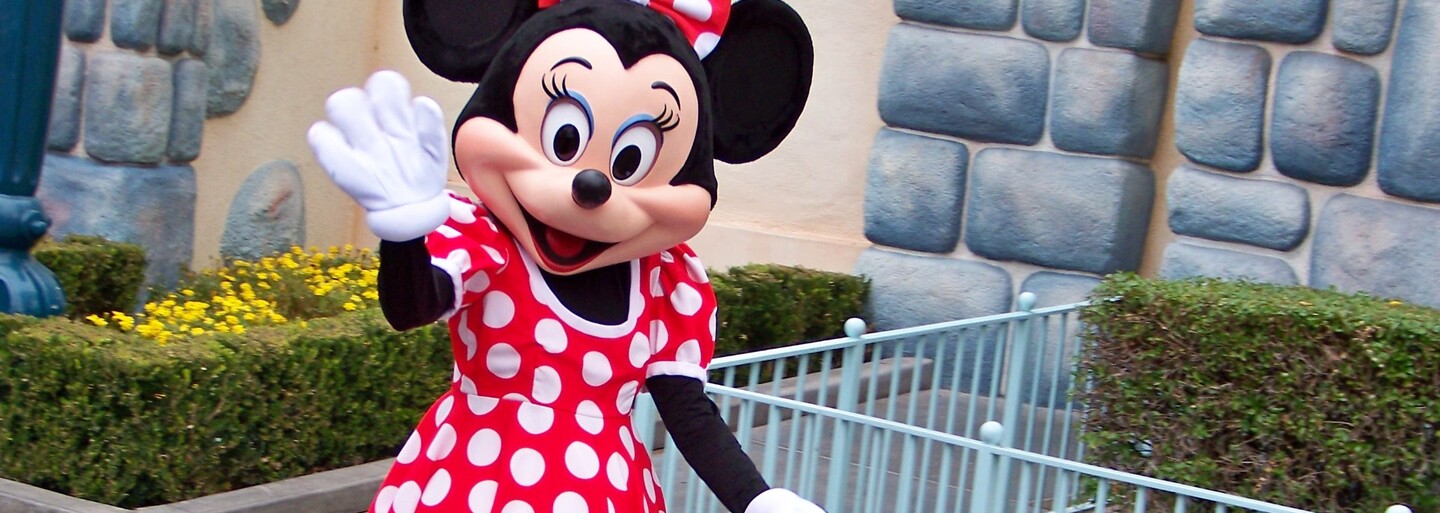 Minnie Mouse vymění puntíkované šaty za kalhotový kostým. Podle návrhářky jde o symbol pokroku