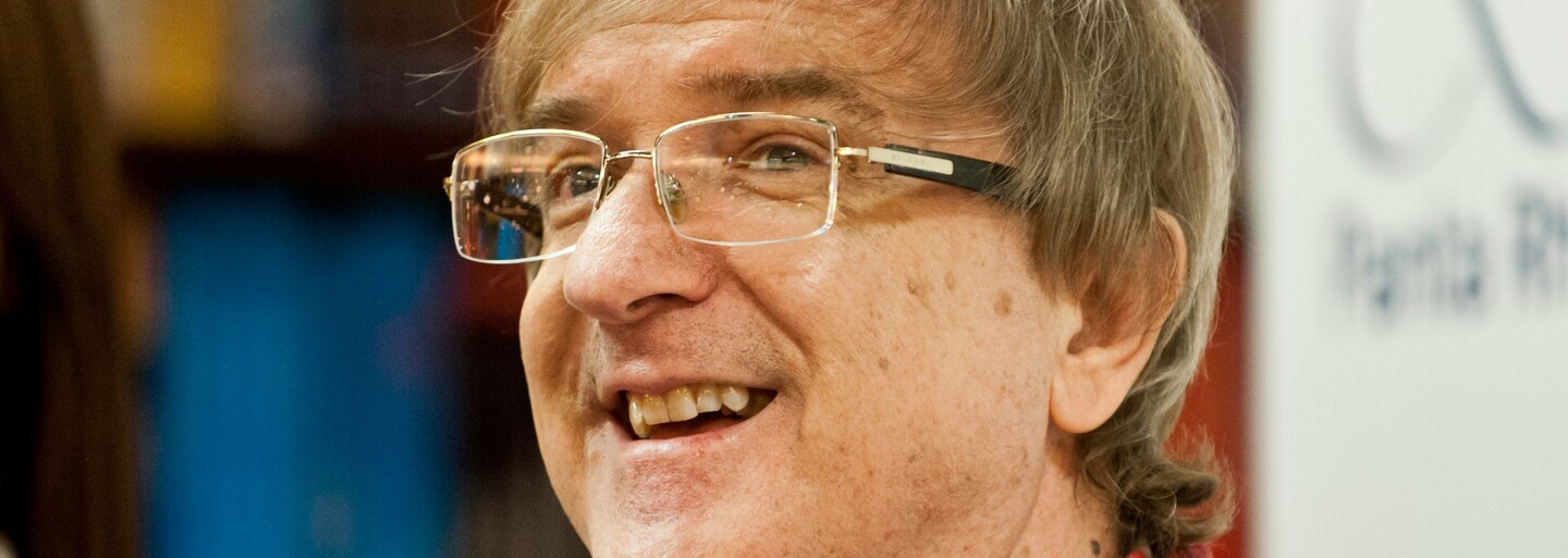 Miro Žbirka zomrel na opakovaný zápal pľúc. Pred mesiacom písal z nemocnice, že je na infúziách