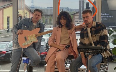 Místo živých přehlídek streamy, místo potlesku klaksony. Letošní Fashion Week se ale navzdory tomu více otevřel veřejnosti Místo živých přehlídek streamy, místo potlesku klaksony. Letošní Fashion Week se ale navzdory tomu více otevřel veřejnosti