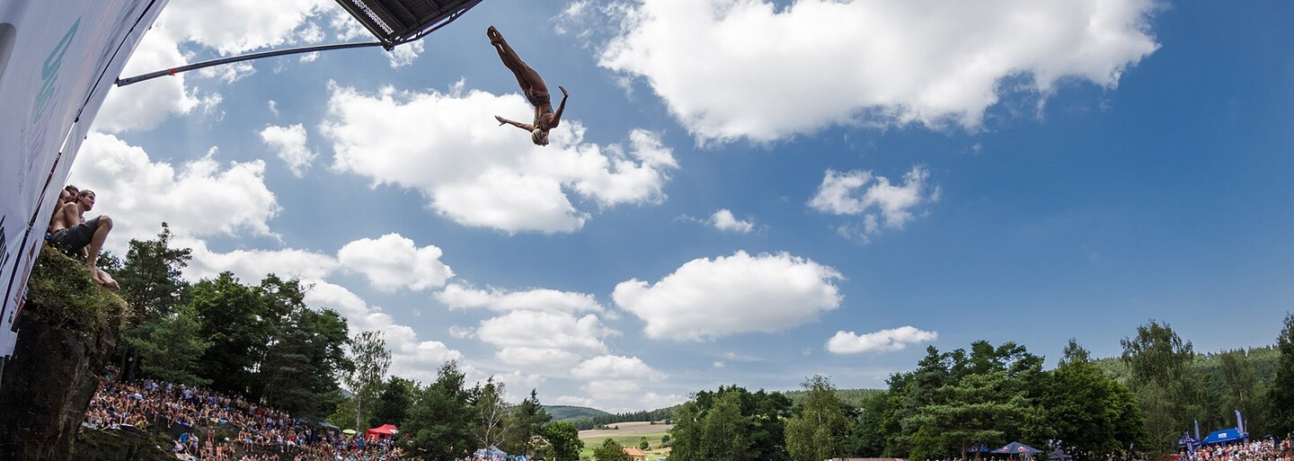 Mistrovství České republiky v cliffdivingu přivítá mimo jiné i Red Bull Tour Bus, kde vystoupí Prago Union či Smack