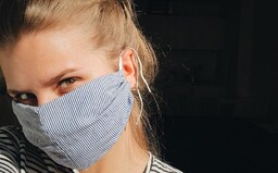 Mít vlastní roušku je styl! Češi nenechávají nic náhodě a šijí si ústenky sami