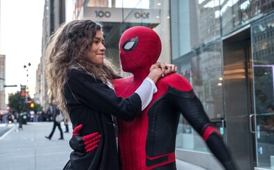 MJ zjišťuje, že Peter Parker je Spider-Man. Užij si nové záběry z pokračování, ve kterém zazáří i Jake Gyllenhaal MJ zjišťuje, že Peter Parker je Spider-Man. Užij si nové záběry z pokračování, ve kterém zazáří i Jake Gyllenhaal