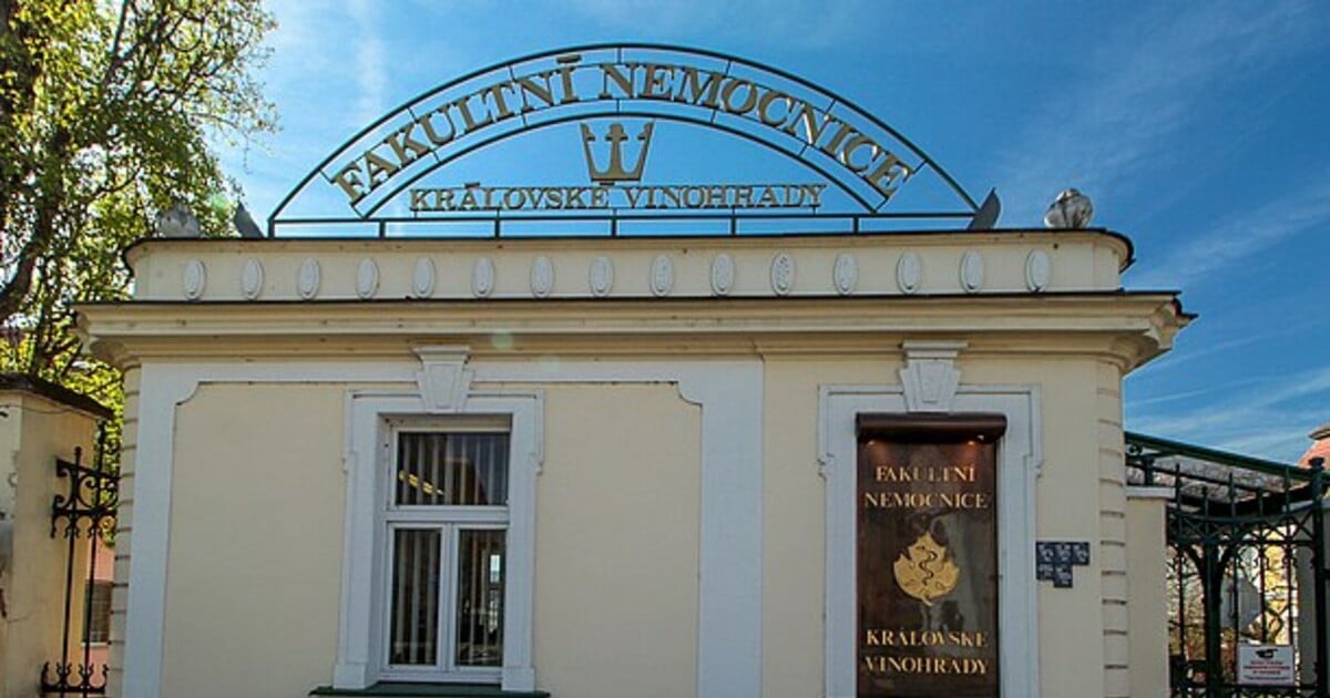 Požár v pražské nemocnici. Zasahují hasiči ze tří stanic