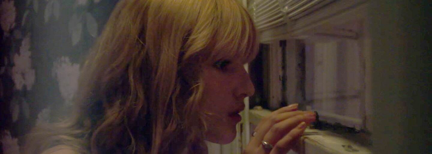 Mladá Bella Thorne v hororovom Keep Watching bojuje vo vlastnom dome o holý život. Ako na vás zapôsobil prvý trailer?