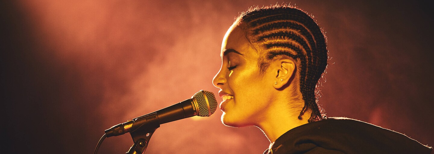 Mladá Britka Jorja Smith písala pesničky pred dvoma rokmi v Starbuckse, dnes je tvárou moderného R&B (Tip na hudbu)