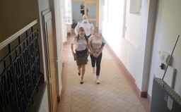 Mladá Judita obžalovaná z vraždy spolužiaka bola opäť na súde. Znalec rozoberal, ako vzniklo 49 bodnutí
