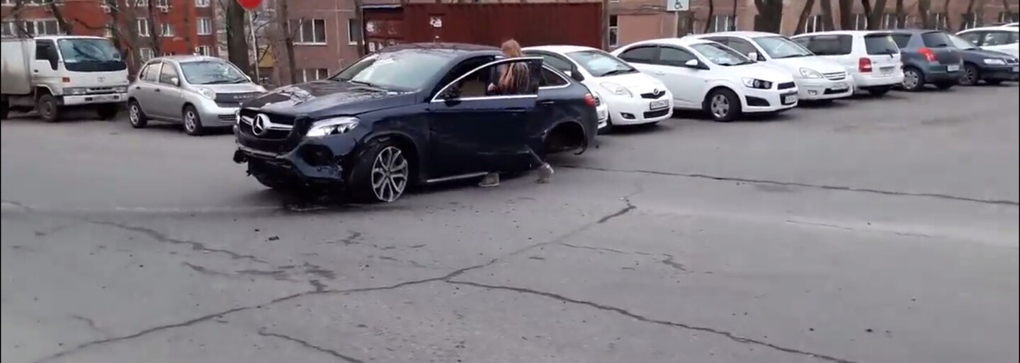 Mladá Ruska v luxusním Mercedesu nabourala do 11 aut. Vracela se z divoké diskotéky a svého čtyřkolového oře nedokázala zvládnout
