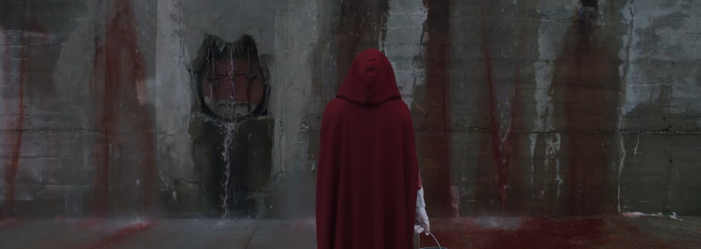 Mladá slúžka sa snaží prežiť v teokratickom totalitnom štáte v traileri pre sci-fi drámu The Handmaid's Tale