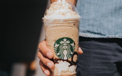 Mladá žena si našla na pohári v Starbuckse nezvyčajný odkaz. Zamestnanec kaviarne si všimol, že ju obťažuje zákazník