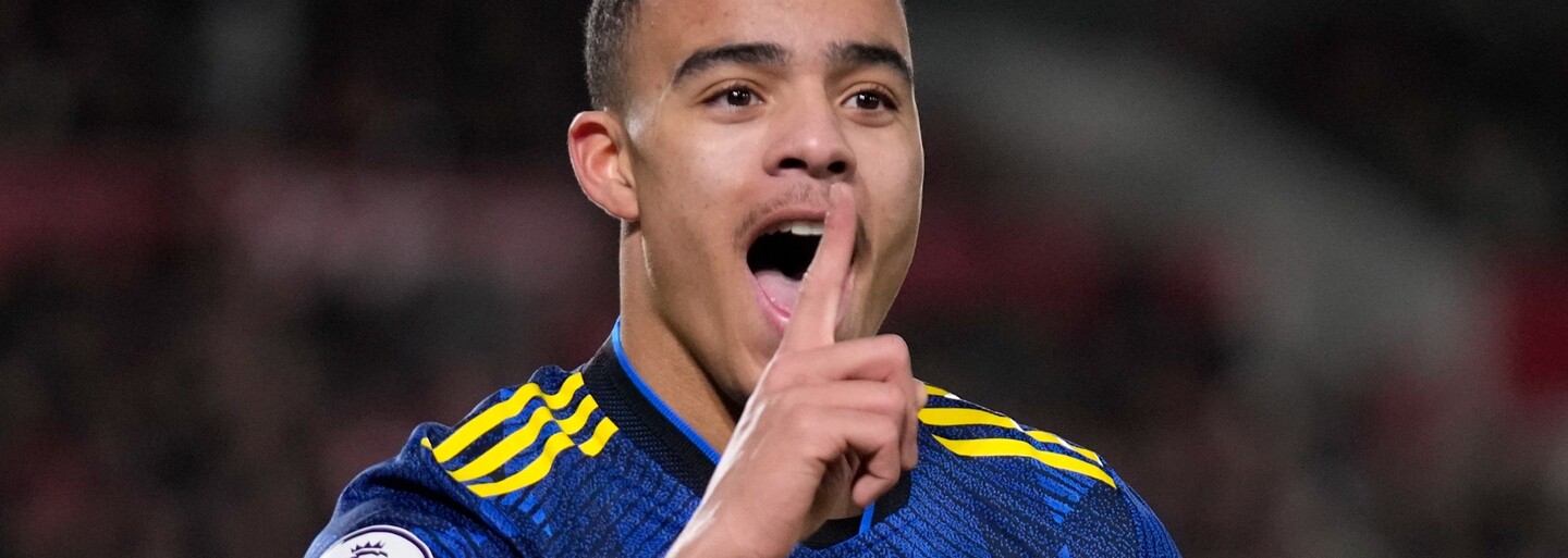 Mladého futbalistu Manchestru United obvinila partnerka z fyzického napadnutia. Klub ho po zverejnených videách suspendoval