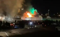 Mládež v Nizozemsku podpálila testovací místo na Covid-19. Protestovala proti zákazu vycházení
