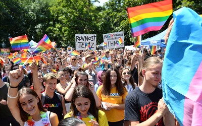 Mladí Česi sú benevolentnejší k registrovaným partnerstvám, homosexuálom či potratom ako Slováci, ukázal prieskum
