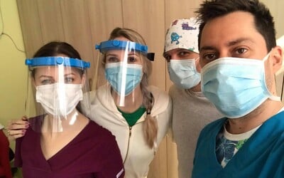 Mladí Slováci pomáhajú s výrobou ochranných štítov pre zdravotníkov. Tlačia ich na 3D tlačiarni 