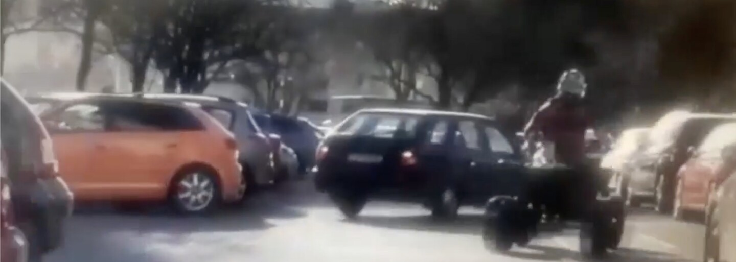 Mladík na čtyřkolce při útěku před policií driftoval mezi auty. Lidé jen odskakovali, děti padaly z kol