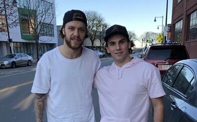 Mladík naboural auto Davida Pastrňáka, ten se s ním v klidu vyfotil Mladík naboural auto Davida Pastrňáka, ten se s ním v klidu vyfotil