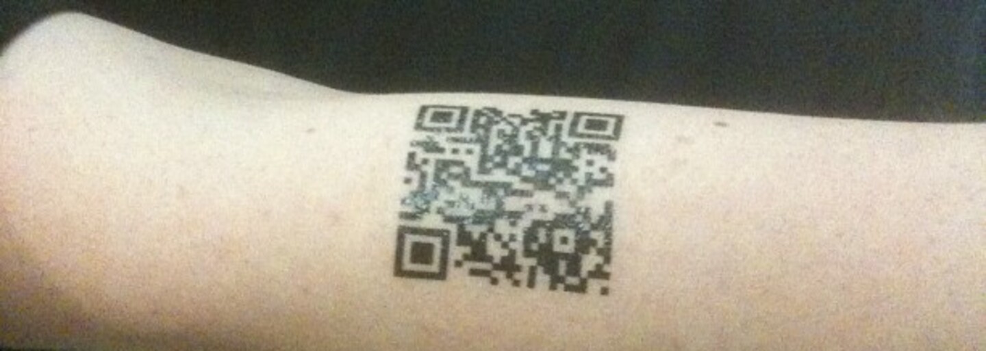 Mladík si nechal QR kód ze svého covid průkazu vytetovat na ruku. Chtěl ho mít rychle k dispozici
