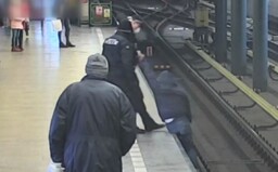 Mladík si v metru na Černém Mostě krátil cestu přes koleje. Jsem tu poprvé a nevím, jak to tu chodí, hájil se policistům