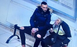 Mladík v Nitre dokopal muža do krvi len preto, že ho upozornil na zle nasadené rúško. Polícia už po ňom pátra, spoznávaš ho?