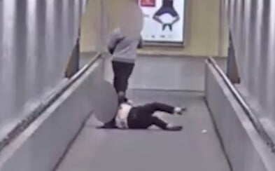 Mladík v Ostravě bezcitně skopl důchodkyni na zem a ukradl jí kabelku. Po loupeži šel rovnou do herny Mladík v Ostravě bezcitně skopl důchodkyni na zem a ukradl jí kabelku. Po loupeži šel rovnou do herny
