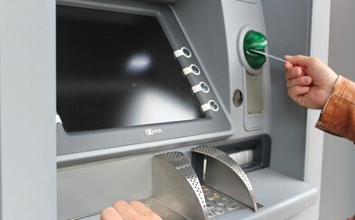 Mladík z Mostu zaslechl PIN karty, pak z ní ukradl 300 tisíc. Většinu prohrál na automatech Mladík z Mostu zaslechl PIN karty, pak z ní ukradl 300 tisíc. Většinu prohrál na automatech