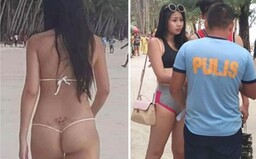 Mladú turistku v miniatúrnych bikinách zadržala polícia. Išlo o formu umenia, tvrdila
