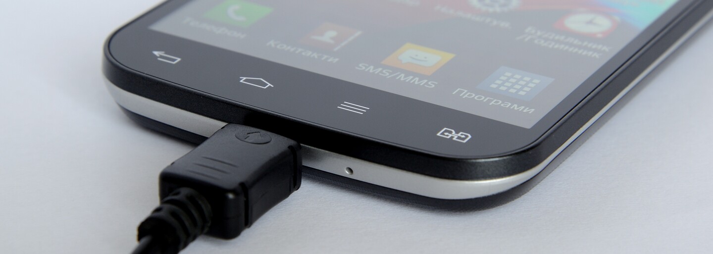 Mladé Rusce spadl do vany iPhone při nabíjení. Zásah elektrickým proudem nepřežila