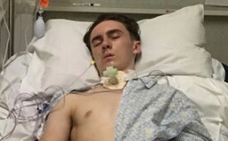 Mladý Brit se téměř po roce probral z kómatu. Netušil, že svět bojuje s pandemií koronaviru