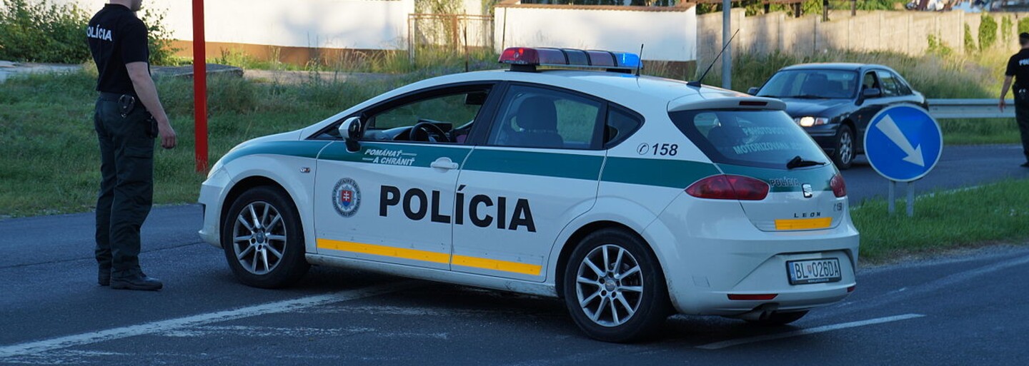 Mladý Slovák letel cez dedinu 140 km/h, ale pokutu 800 eur zaplatiť nevedel. Policajti ho nazvali povolaním syn