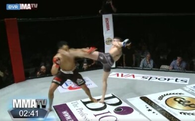 MMA bojovník chcel okoreniť súboj tancom. Súper si však zo seba srandu robiť nenechal a kopom do hlavy ho knokautoval MMA bojovník chcel okoreniť súboj tancom. Súper si však zo seba srandu robiť nenechal a kopom do hlavy ho knokautoval